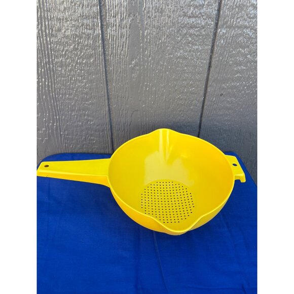 Vintage Tupperware Yellow Plastic Strainer Colander Handle Double Spout Kitchen - Picture 3 of 7